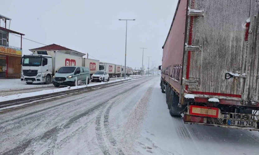 Malatya'da kar yağışı ulaşımı aksattı