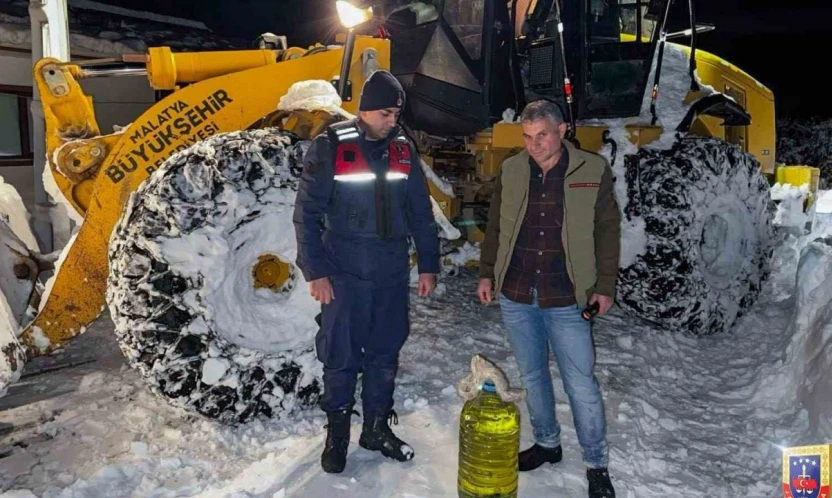 Malatya'da kardan kapanan yollarda ekipler vatandaşların yardımına koştu