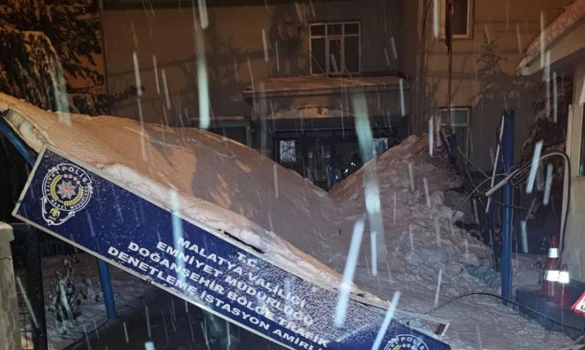 Malatya'da karın ağırlığıyla istasyon amirliğinin surdurması çöktü