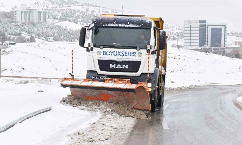 Malatya'da karla mücadele sürüyor