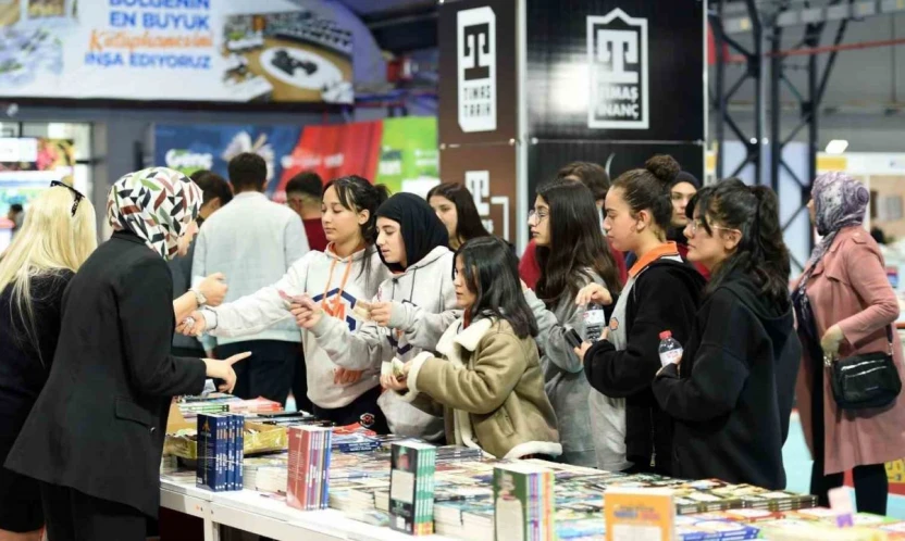 Malatya'da kitap fuarına 7'den 70'e yoğun katılım