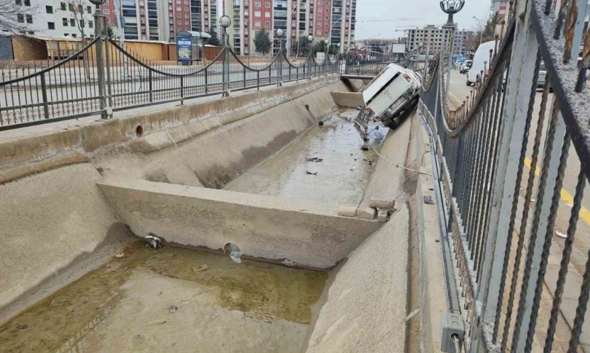 Malatya'da kontrolden çıkan pikap kanala uçtu
