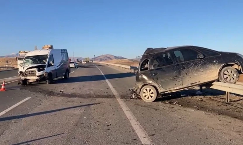 Malatya'da minibüs ile otomobil çarpıştı: 1'i ağır 3 yaralı
