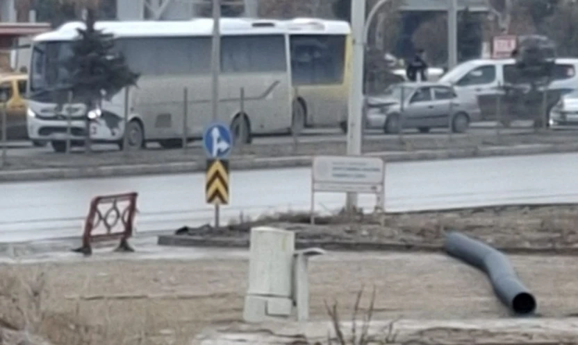 Malatya'da otobüs ile otomobil çarpıştı: 2 yaralı