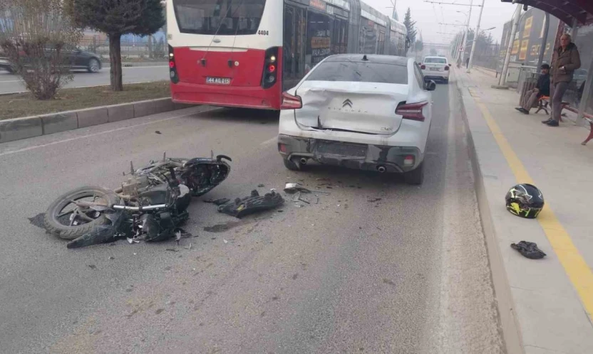 Malatya'da otomobille çarpışan motosikletli yaralandı