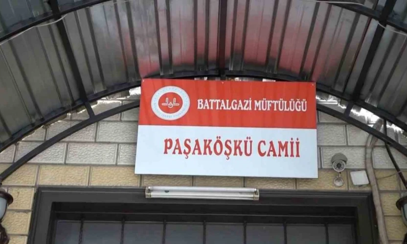 Malatya'da Paşaköşkü Camisi'nin hasarlı minaresi onarılıyor