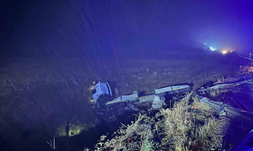 Malatya'da şarampole devrilen çekicinin sürücüsü hayatını kaybetti