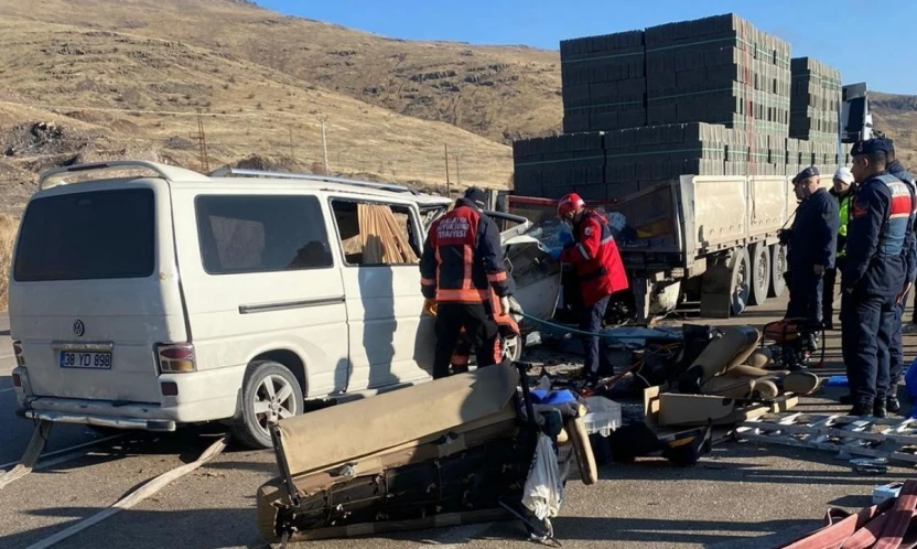 Malatya'da tır ile minibüs çarpıştı: 3 ölü
