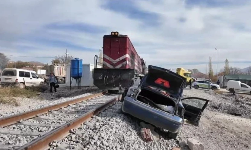 Malatya'da yük treni otomobil ile çarpıştı