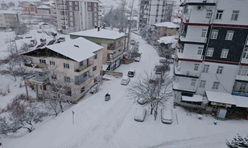 Malatya kırsalında kar kalınlığı 30 santimetreyi buldu