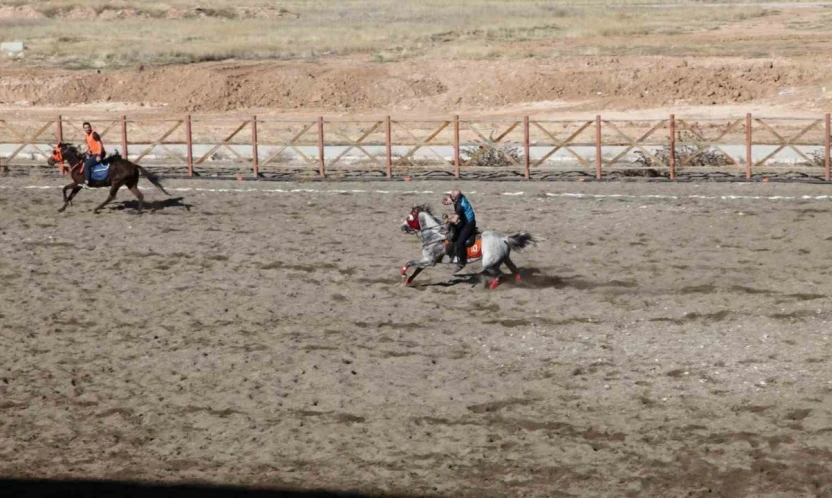 Malatya'nın Yazıhan ilçesinde ata sporu atlı cirit yaşatılıyor