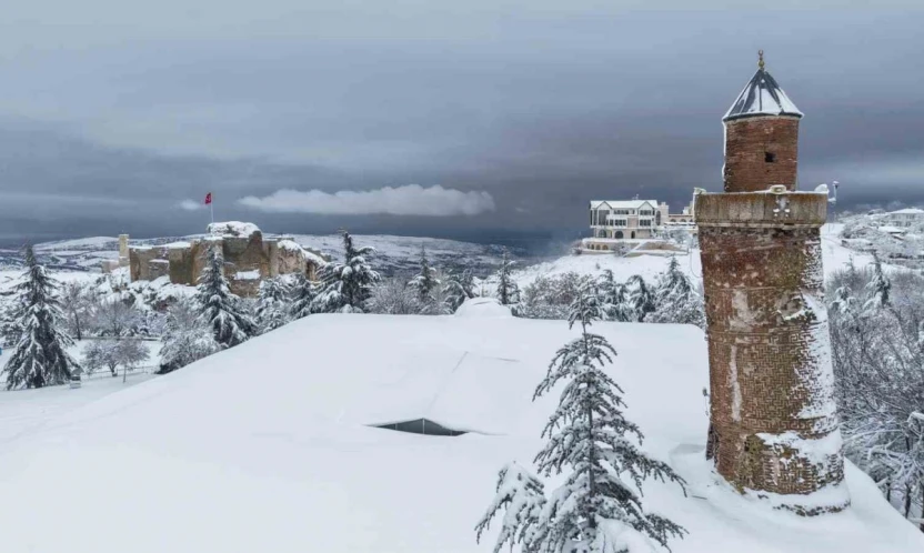 Medeniyetlerin beşiği Harput beyaza büründü, kartpostallık görüntüler oluştu