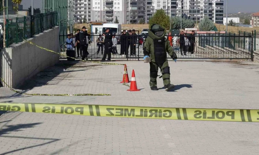 Okul yerleşkesindeki havai fişek rampası paniğe neden oldu