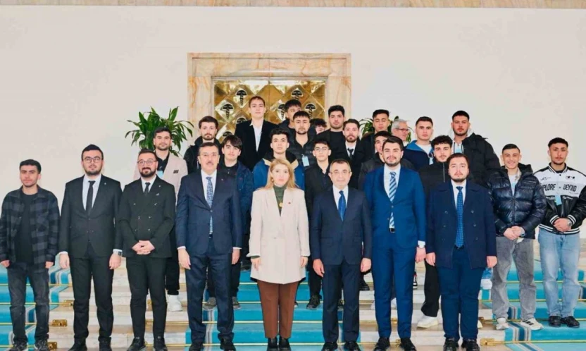 Ölmeztoprak: 'Cumhurbaşkanımızın mesajları nettir, bayrağımıza uzanan kirli eller hesap verecek'