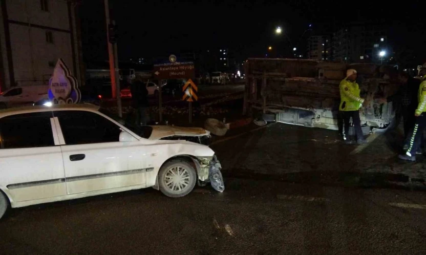 Otomobil ile çarpışan kamyonet devrildi: 1 yaralı