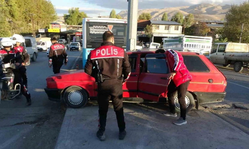 Polisin 'dur' ihtarına uymadı, kaçarken kaza yaptı: Araçta uyuşturucu ele geçirildi