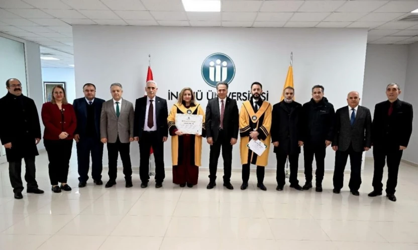 Rektör Akpolat unvanda yükselen akademisyenlere cübbelerini giydirdi