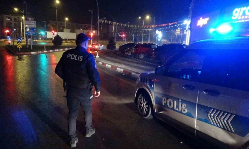 Silahla yaralayıp aracına aldığı şahsı yol kenarına atıp kaçtı