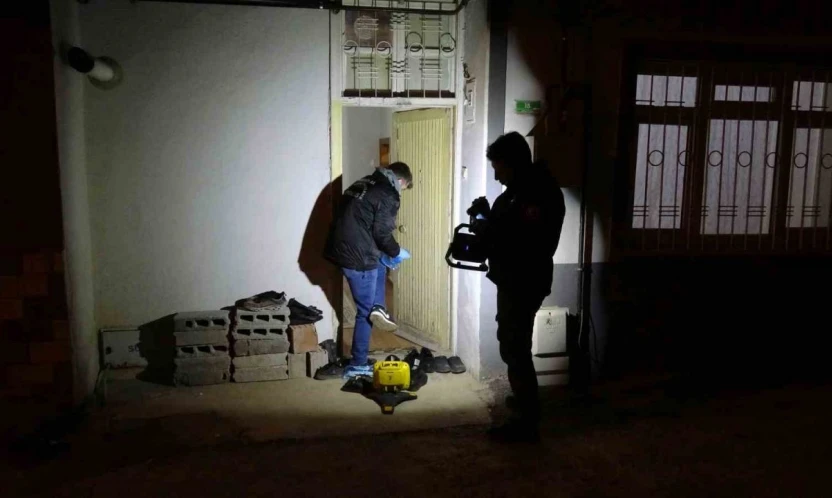 Sofra bezi silkelerken düşerek yaralanan ve kalbi duran kadın hayata döndürüldü