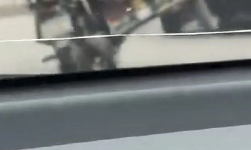 Tüp yüklü motosikletle tehlikeli hareketler kamerada