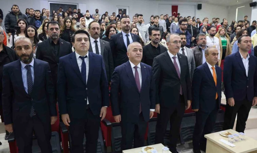 Vali Hatipoğlu: 'Türkiye özellikle teknolojik alanda savunma sanayi başta olmak üzere yaptığı çalışmalarla çok farklı noktalara doğru evrildi'