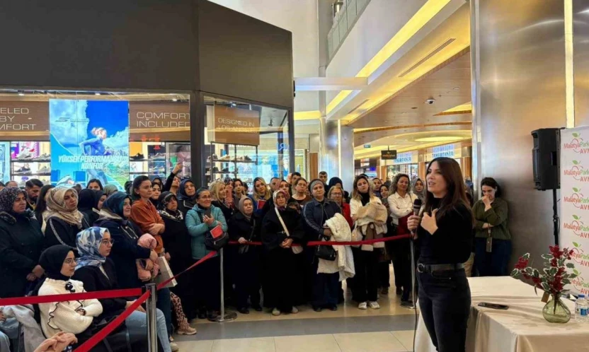 Yazar Dilek Cesur MalatyaPark'ta okurlarıyla buluştu