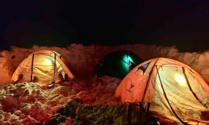 Yazın dalgalanan bayrak kışın buz kesti, o anlar görüntülendi