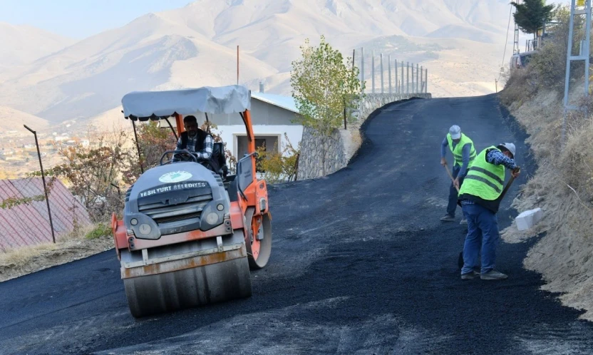 Yeşilyurt Belediyesi, Banazı'nın yollarını yeniliyor