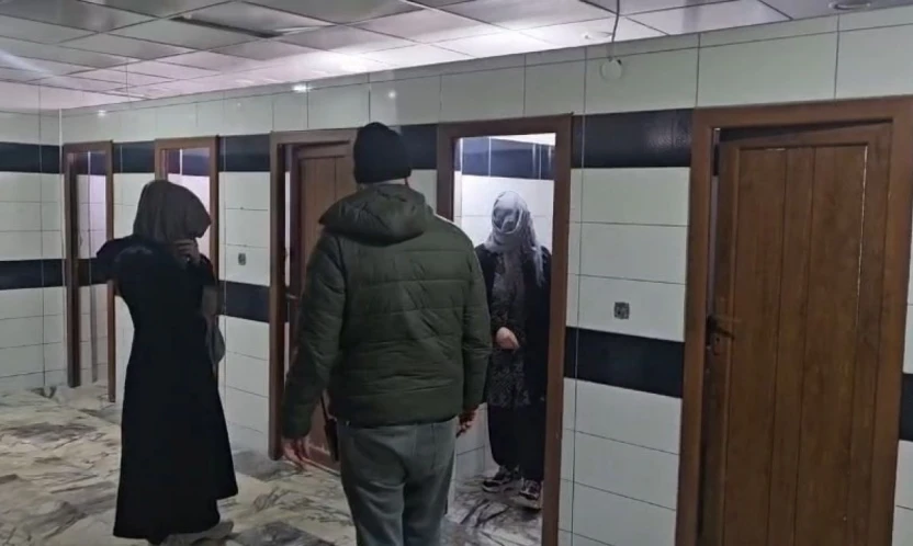 Zabıtadan kaçan dilenciler cami tuvaletinde yakalandı